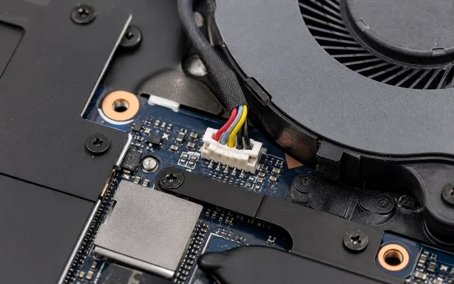 Laptop fan soketi ve anakart bağlantı kablosunu gösteren yakın plan teknik görsel