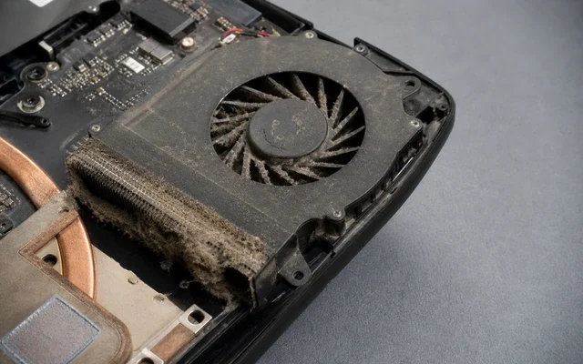 Tozlanmış laptop fanının temizliğini gösteren teknik servis görseli
