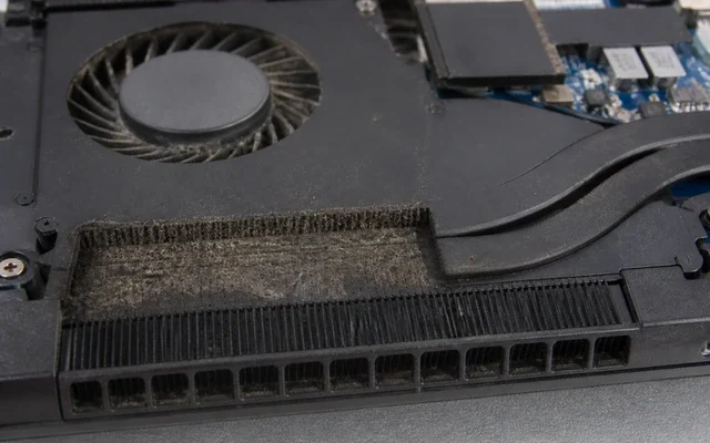 Tozla tıkanmış laptop hava kanalı ve fan çıkış bölgesini gösteren görsel