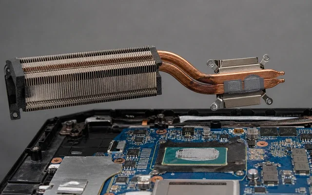 Laptop heatsink ve bakır soğutma borularının kontrol edildiğini gösteren görsel