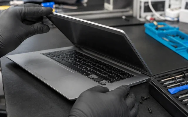Laptop kasasının teknisyen tarafından monte edilip sabitlendiğini gösteren teknik servis görseli