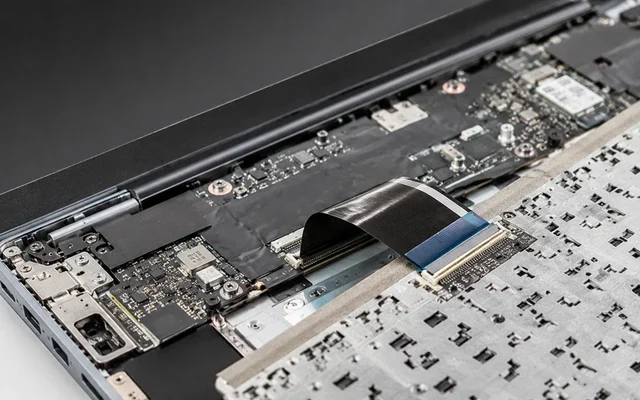 Laptop klavye soketi ve flex kablo bağlantısının kontrol edildiği görsel