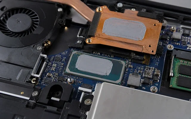 Laptop işlemci yüzeyinde termal macun değişimini gösteren teknik servis görseli