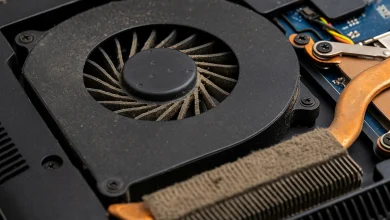 Tozla tıkanmış bir laptop fanı ve soğutucu